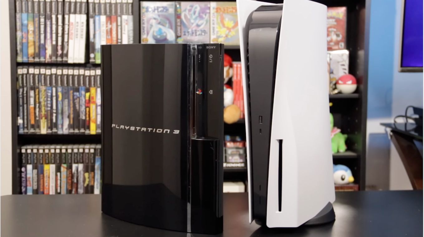 Console Black PS3 e console branco PS5 com discos de jogo definidos como pano de fundo