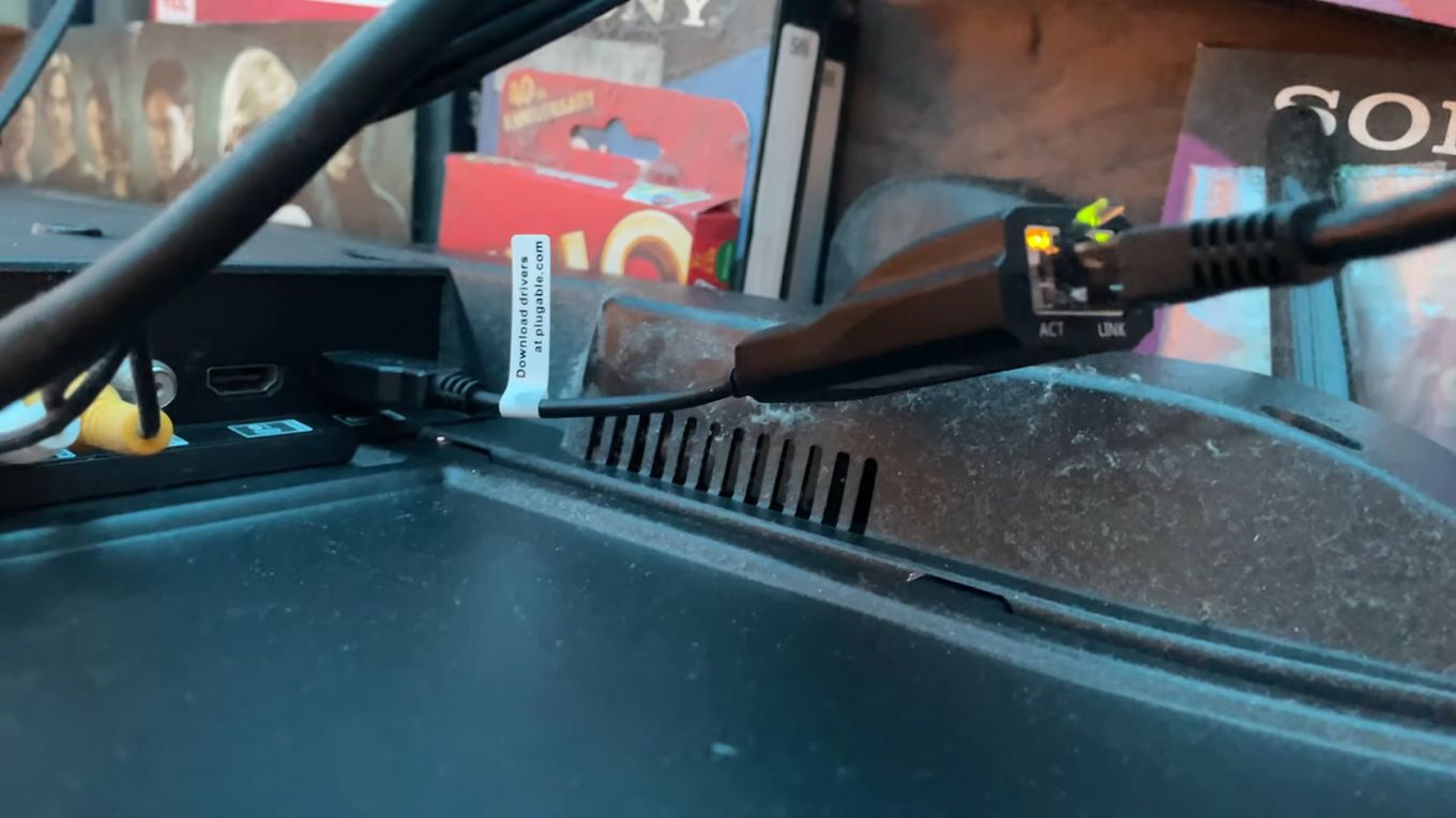 Conecte o cabo Ethernet - Roku e o roteador